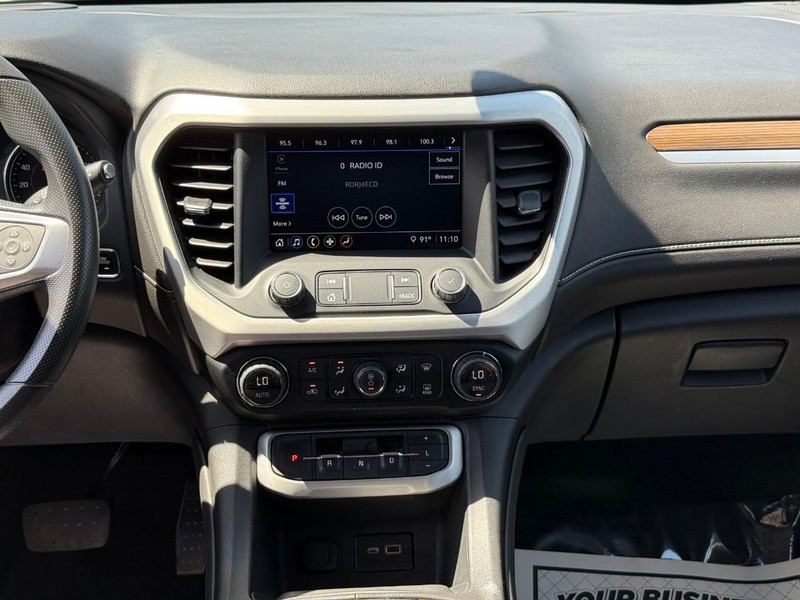 GMC Acadia Vehicle Full-screen Gallery Image 13