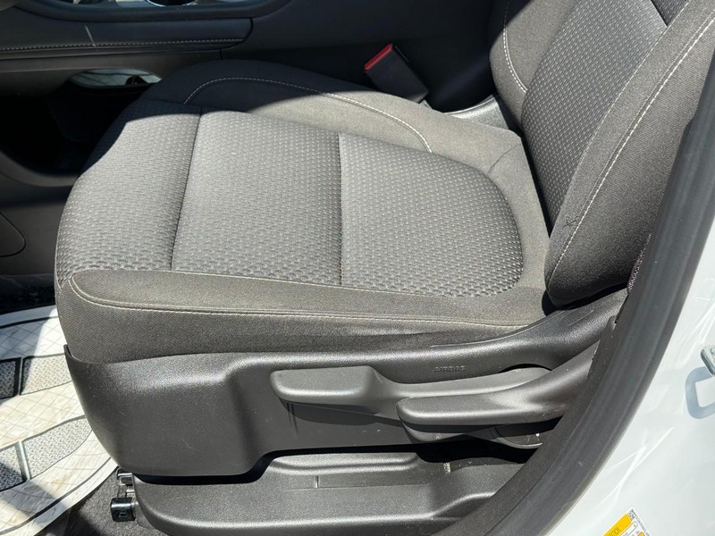 GMC Acadia Vehicle Full-screen Gallery Image 16