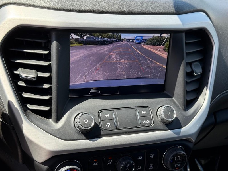 GMC Acadia Vehicle Full-screen Gallery Image 21
