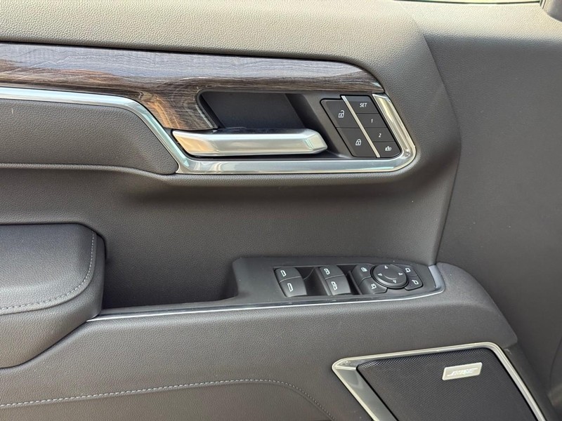 Chevrolet Silverado 1500 Vehicle Full-screen Gallery Image 11