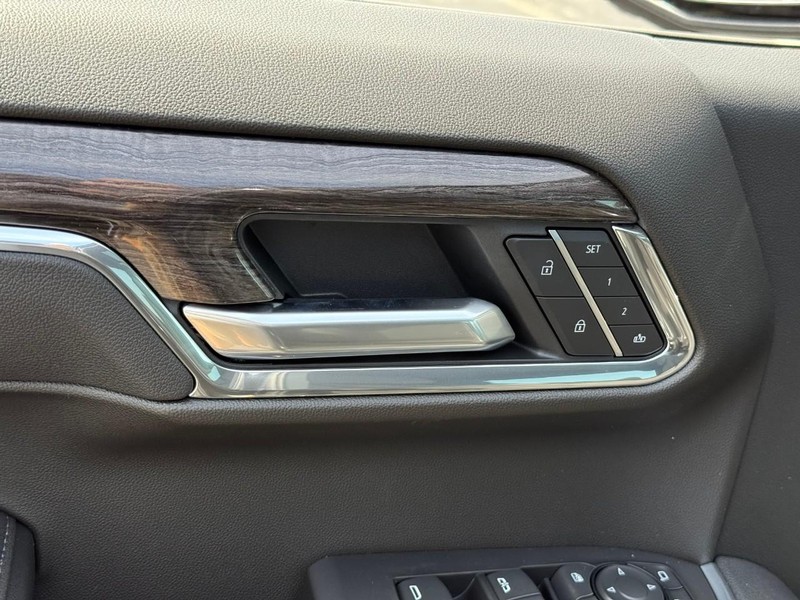 Chevrolet Silverado 1500 Vehicle Full-screen Gallery Image 12