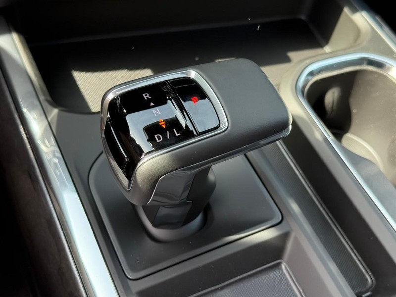 Chevrolet Silverado 1500 Vehicle Full-screen Gallery Image 17