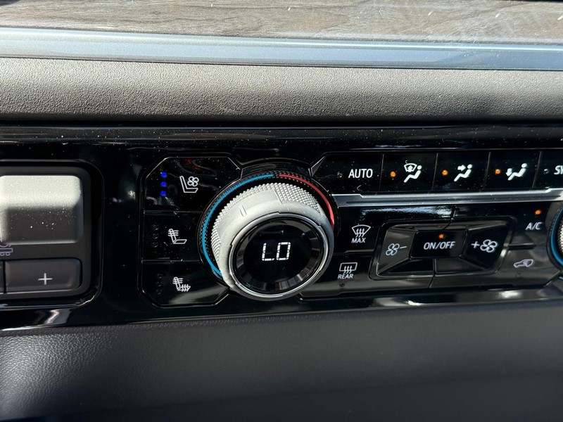 Chevrolet Silverado 1500 Vehicle Full-screen Gallery Image 18