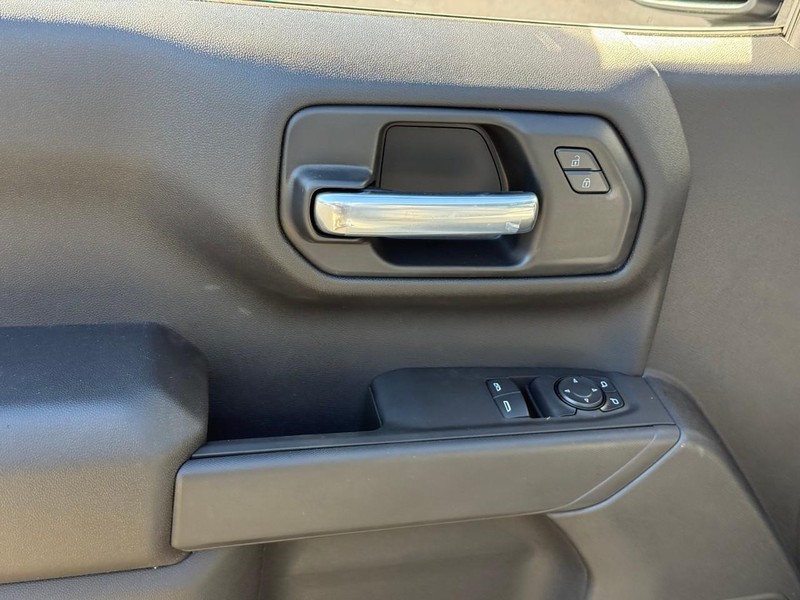 Chevrolet Silverado 1500 Vehicle Full-screen Gallery Image 4