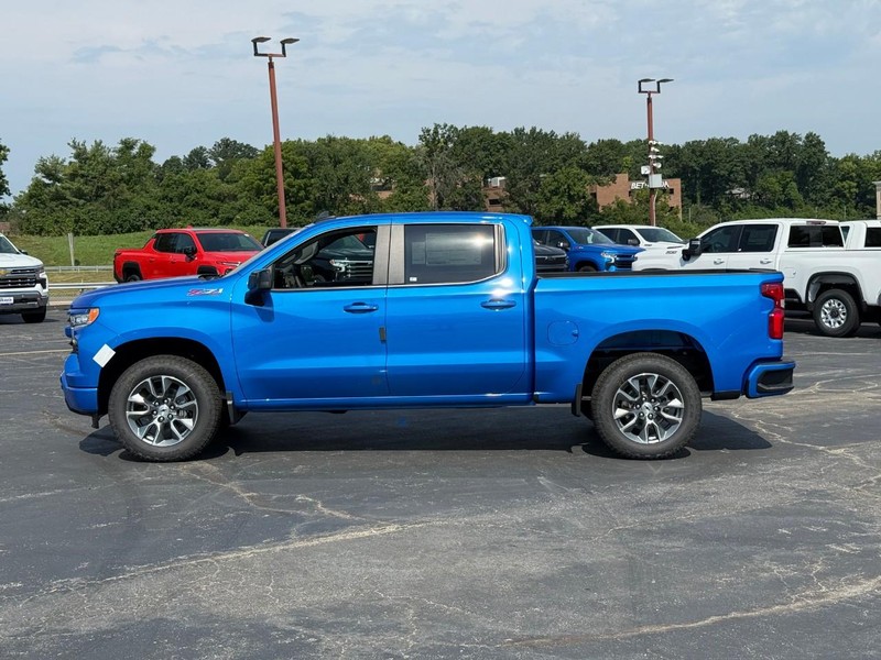 Chevrolet Silverado 1500 Vehicle Full-screen Gallery Image 2