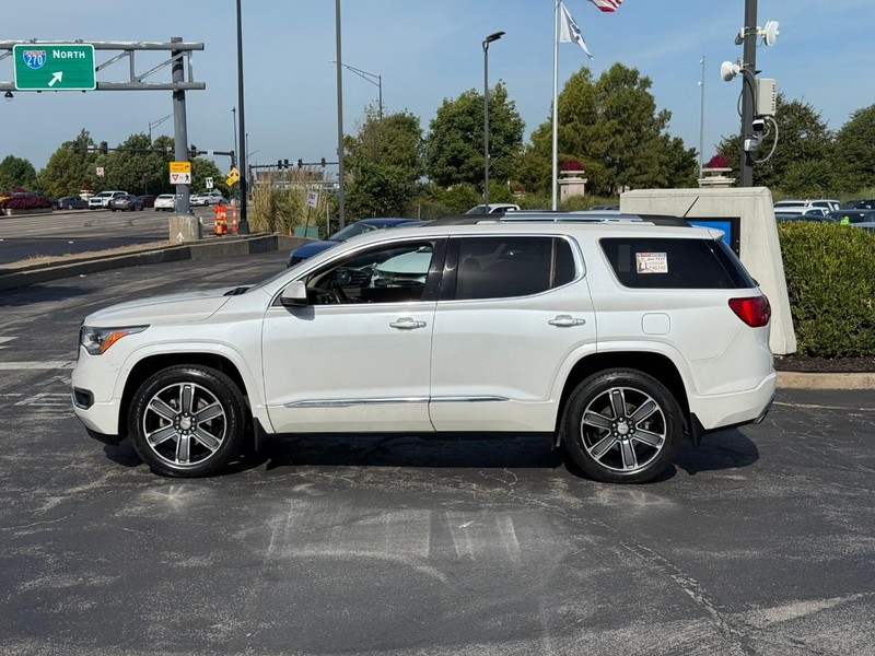 GMC Acadia Vehicle Full-screen Gallery Image 2