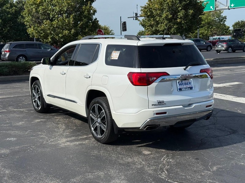GMC Acadia Vehicle Full-screen Gallery Image 3