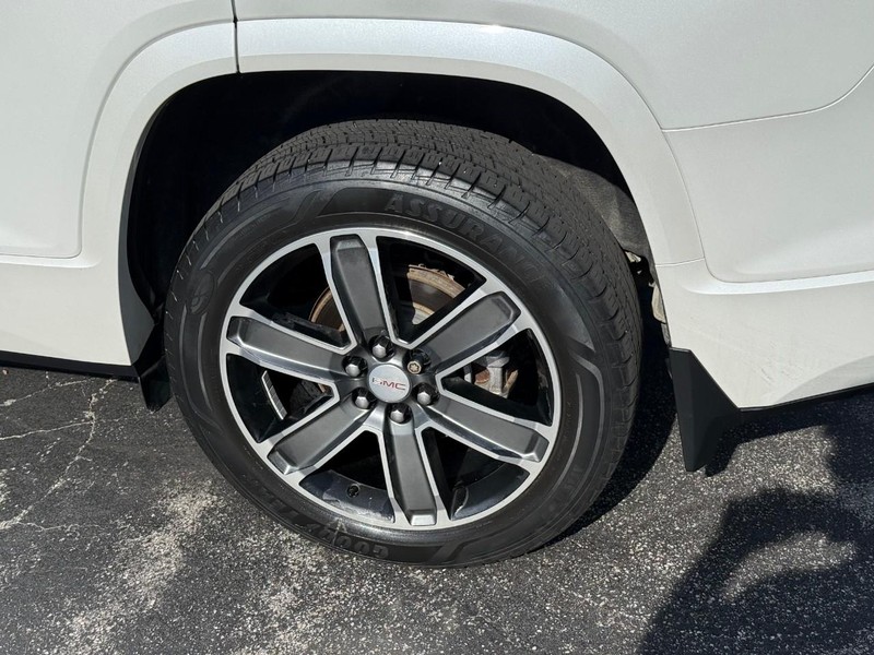 GMC Acadia Vehicle Full-screen Gallery Image 4