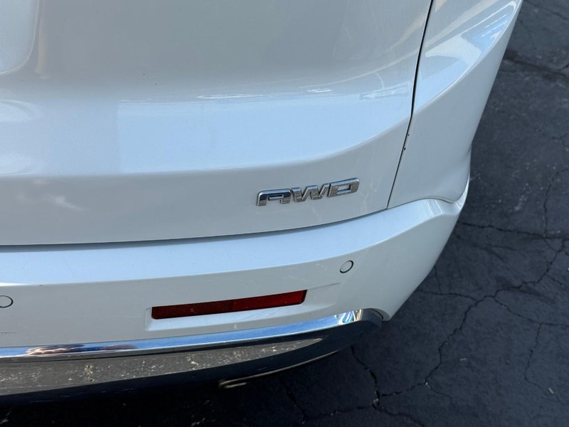 GMC Acadia Vehicle Full-screen Gallery Image 5