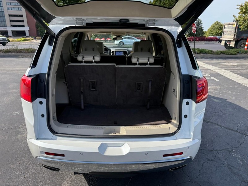 GMC Acadia Vehicle Full-screen Gallery Image 6