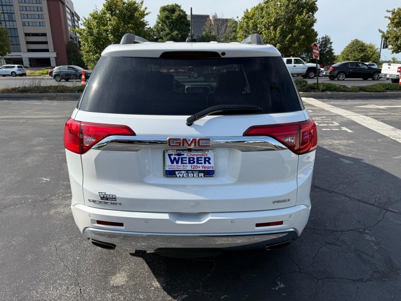 GMC Acadia Vehicle Full-screen Gallery Image 7