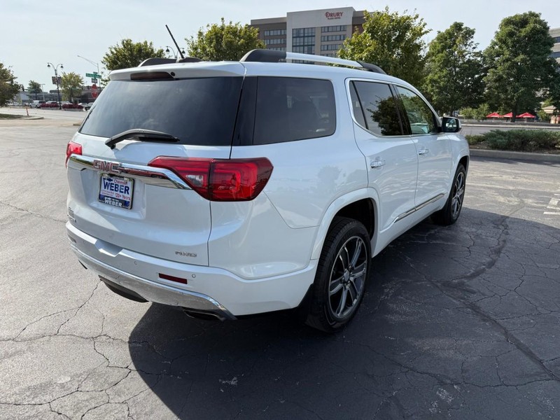 GMC Acadia Vehicle Full-screen Gallery Image 8