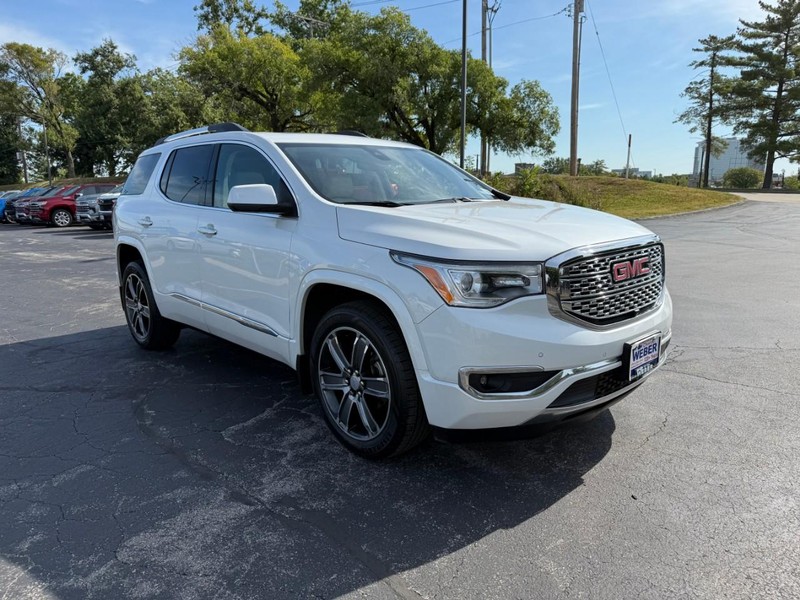 GMC Acadia Vehicle Full-screen Gallery Image 9