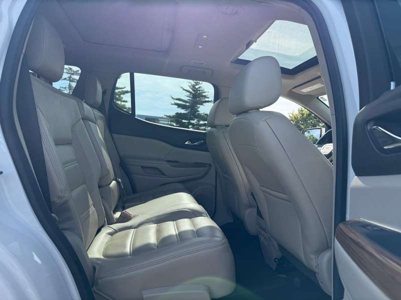 GMC Acadia Vehicle Full-screen Gallery Image 11
