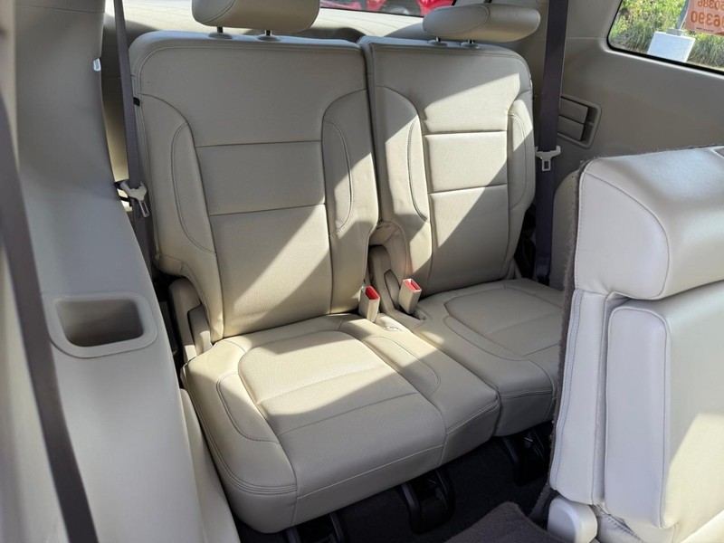 GMC Acadia Vehicle Full-screen Gallery Image 12