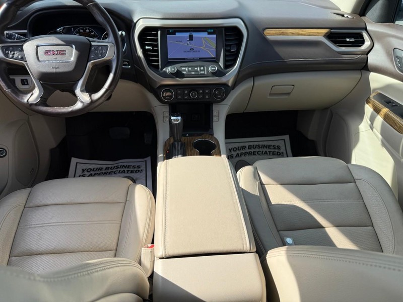 GMC Acadia Vehicle Full-screen Gallery Image 13