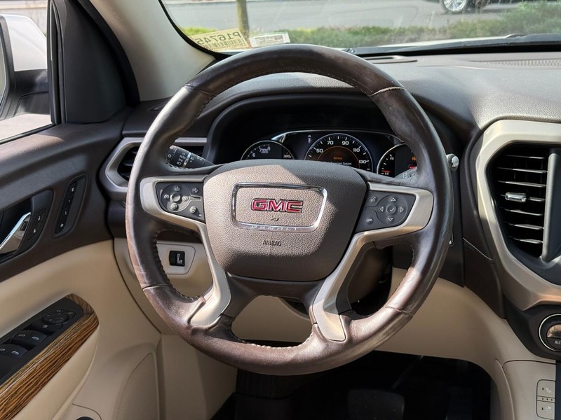 GMC Acadia Vehicle Full-screen Gallery Image 14