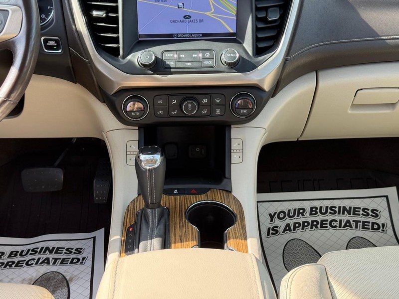 GMC Acadia Vehicle Full-screen Gallery Image 16