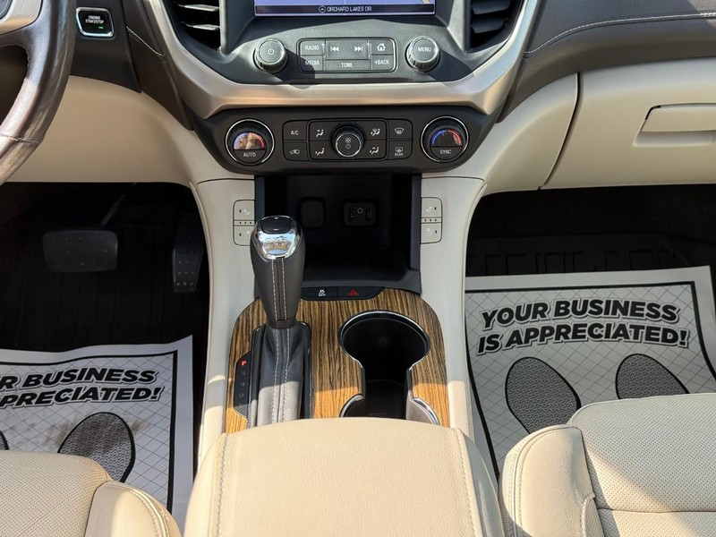 GMC Acadia Vehicle Full-screen Gallery Image 17