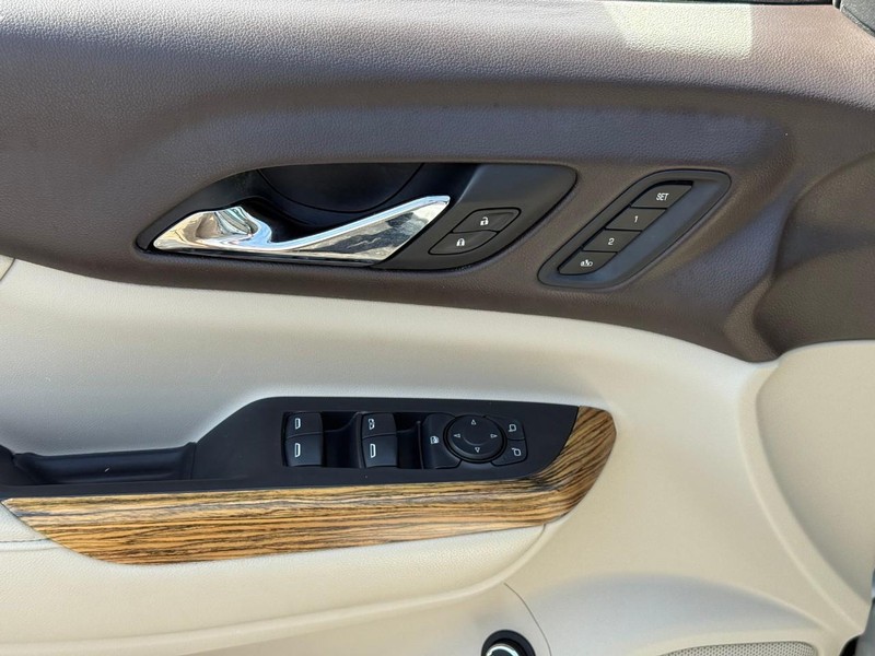 GMC Acadia Vehicle Full-screen Gallery Image 18