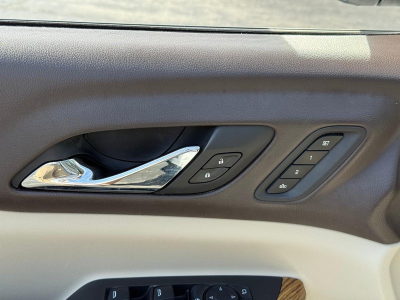 GMC Acadia Vehicle Full-screen Gallery Image 19