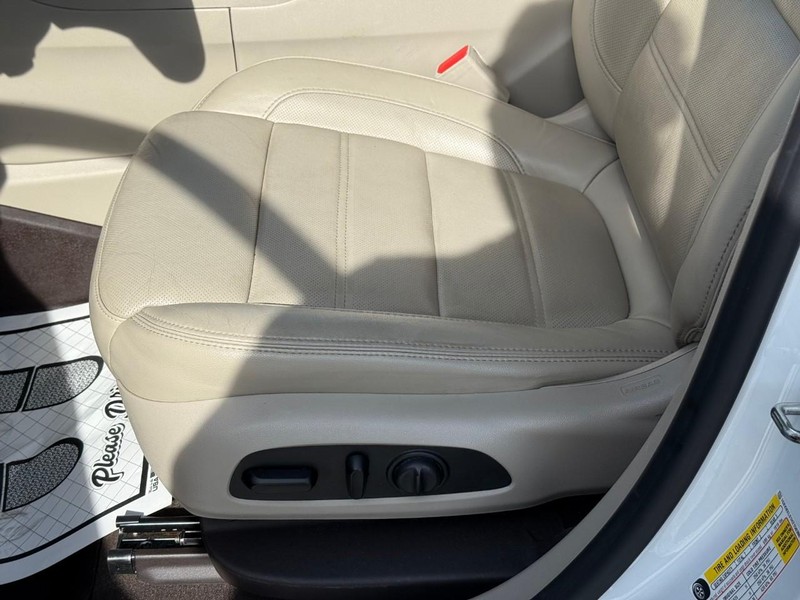 GMC Acadia Vehicle Full-screen Gallery Image 20