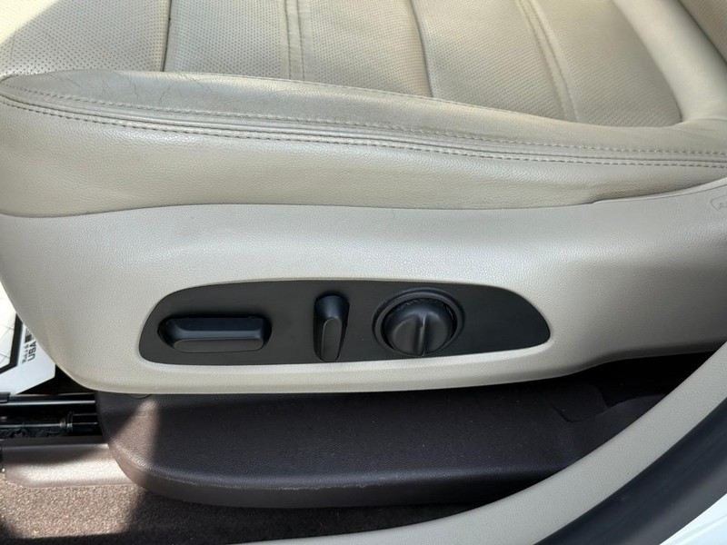 GMC Acadia Vehicle Full-screen Gallery Image 21