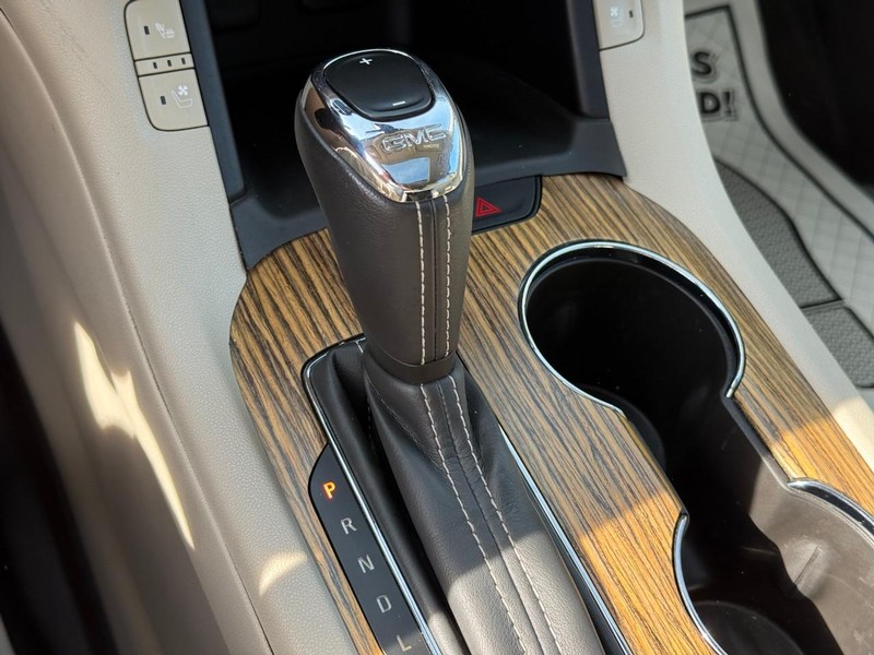 GMC Acadia Vehicle Full-screen Gallery Image 25