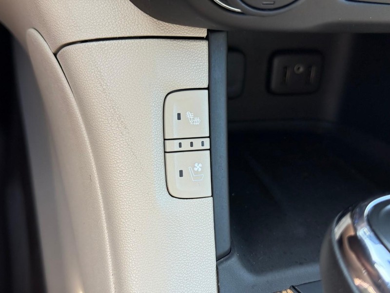 GMC Acadia Vehicle Full-screen Gallery Image 26