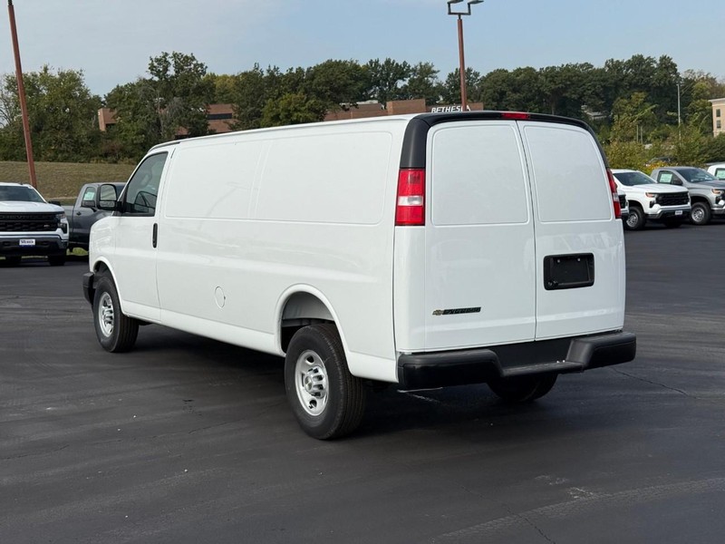 Chevrolet Express Cargo Van Vehicle Full-screen Gallery Image 3