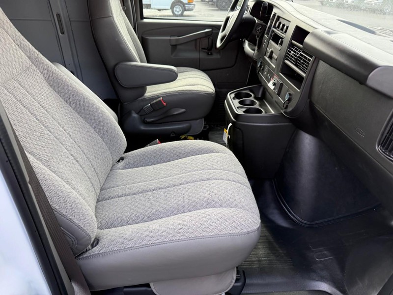 Chevrolet Express Cargo Van Vehicle Full-screen Gallery Image 6