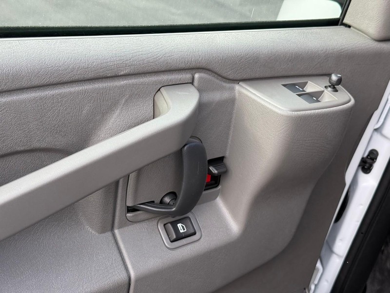 Chevrolet Express Cargo Van Vehicle Full-screen Gallery Image 8