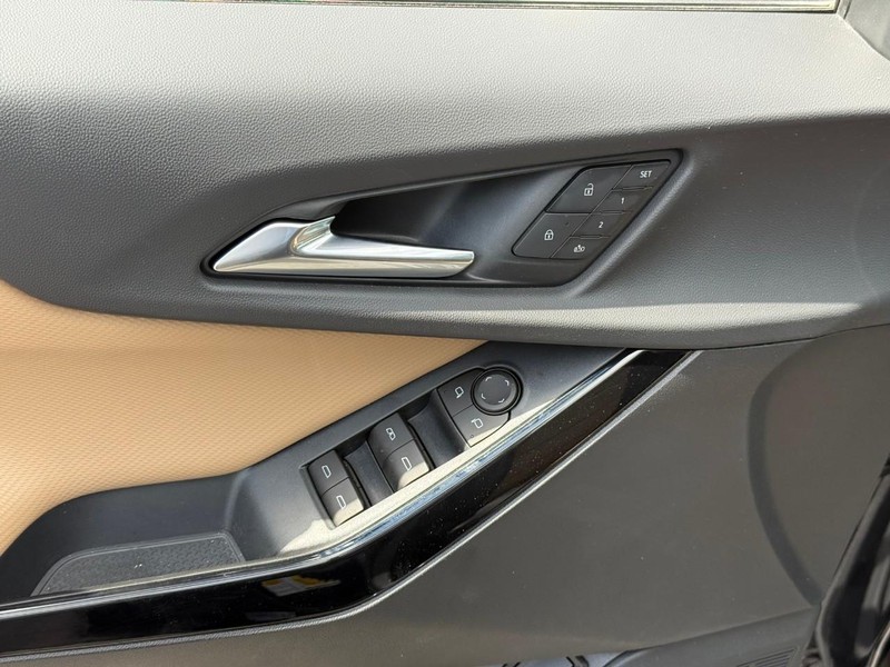 Chevrolet Equinox Vehicle Full-screen Gallery Image 11