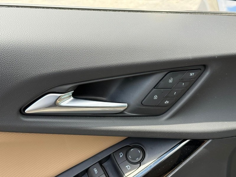 Chevrolet Equinox Vehicle Full-screen Gallery Image 12