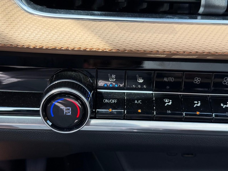 Chevrolet Equinox Vehicle Full-screen Gallery Image 17