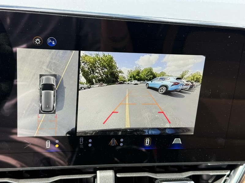 Chevrolet Equinox Vehicle Full-screen Gallery Image 18