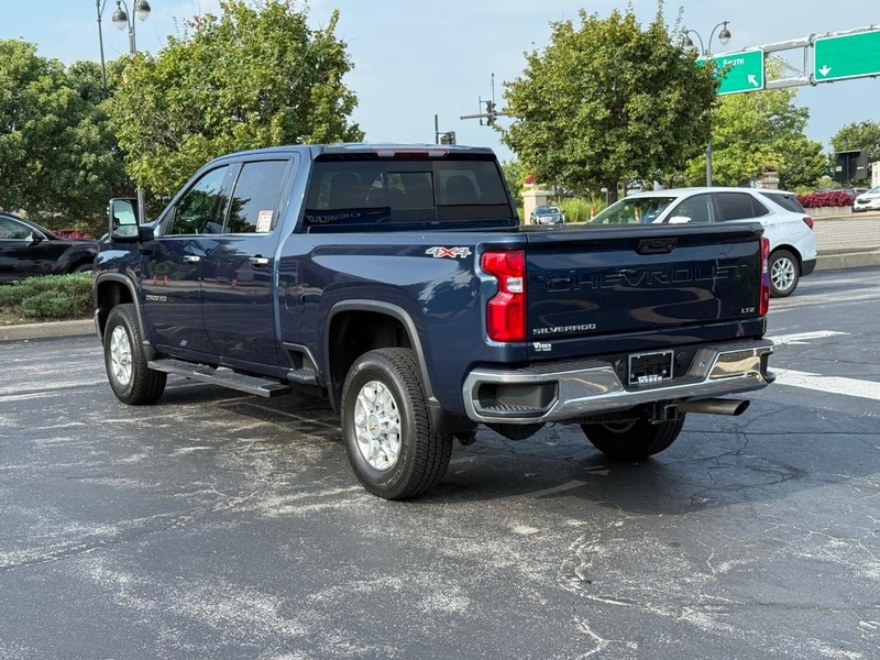 Chevrolet Silverado 2500HD Vehicle Full-screen Gallery Image 3