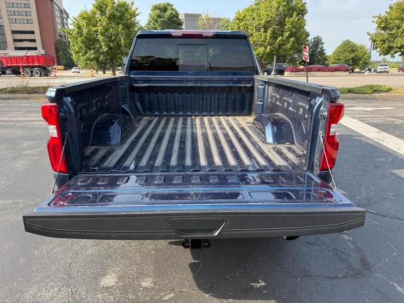 Chevrolet Silverado 2500HD Vehicle Full-screen Gallery Image 6