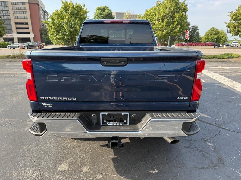 Chevrolet Silverado 2500HD Vehicle Full-screen Gallery Image 7