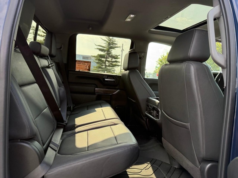 Chevrolet Silverado 2500HD Vehicle Full-screen Gallery Image 11