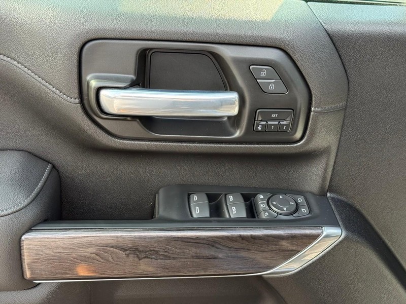 Chevrolet Silverado 2500HD Vehicle Full-screen Gallery Image 16