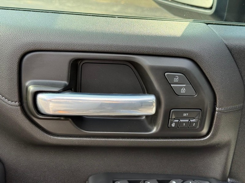 Chevrolet Silverado 2500HD Vehicle Full-screen Gallery Image 17