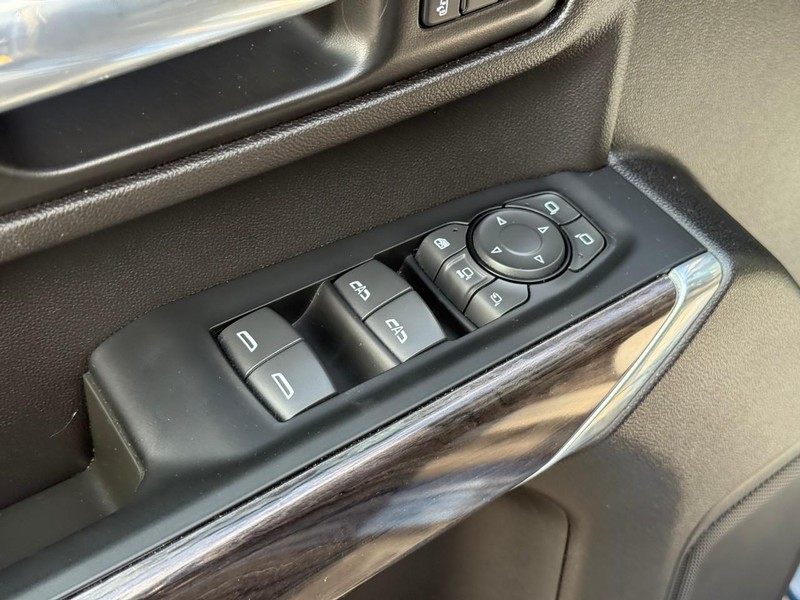 Chevrolet Silverado 2500HD Vehicle Full-screen Gallery Image 18