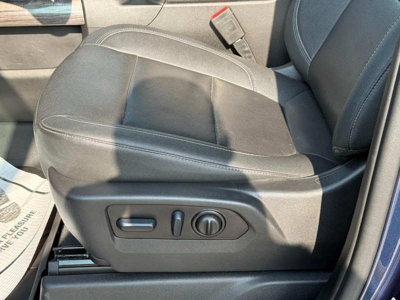 Chevrolet Silverado 2500HD Vehicle Full-screen Gallery Image 19