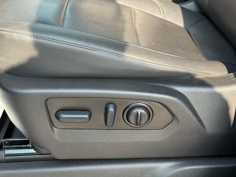 Chevrolet Silverado 2500HD Vehicle Full-screen Gallery Image 20