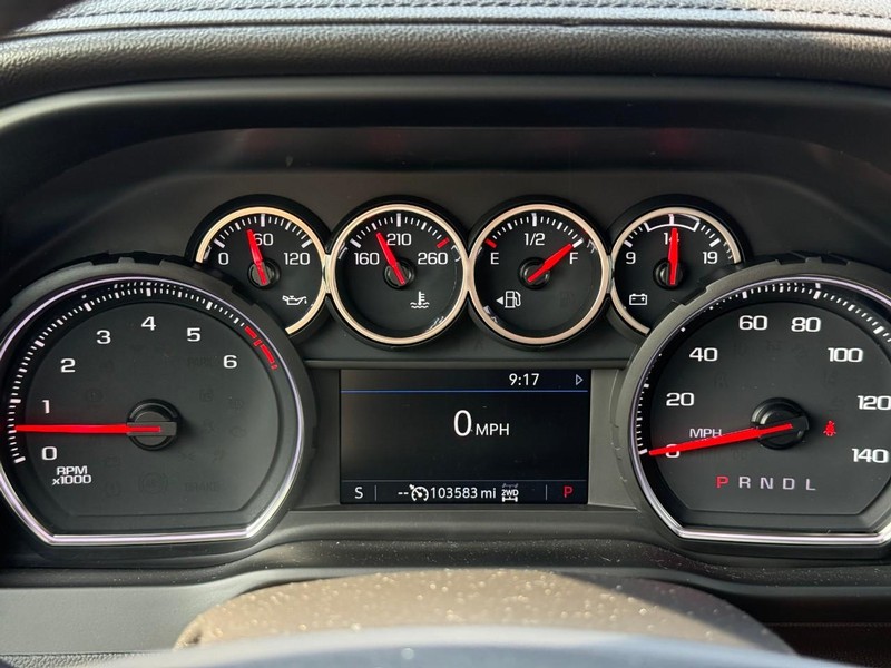 Chevrolet Silverado 2500HD Vehicle Full-screen Gallery Image 23