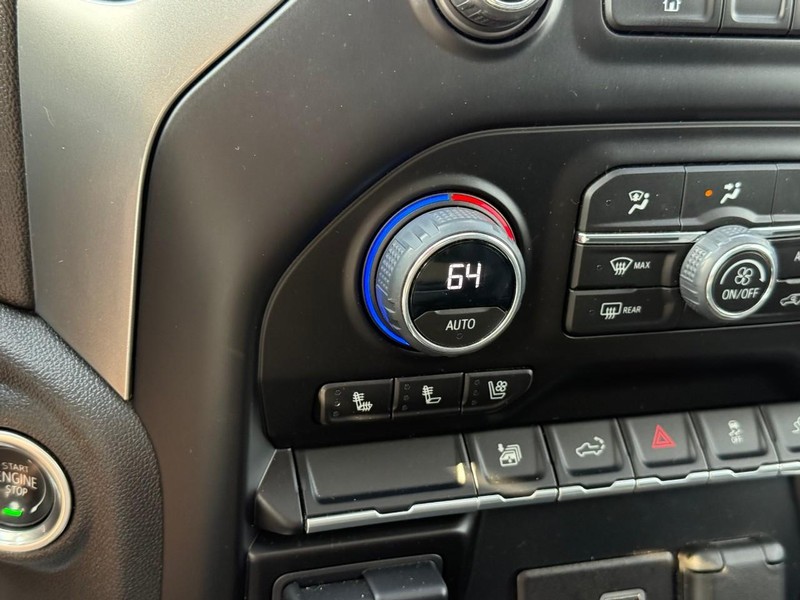 Chevrolet Silverado 2500HD Vehicle Full-screen Gallery Image 24