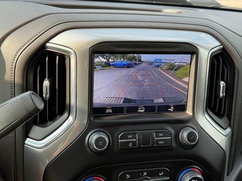 Chevrolet Silverado 2500HD Vehicle Full-screen Gallery Image 25