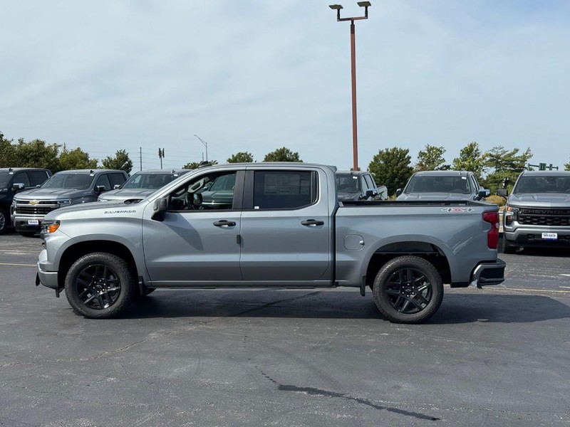 Chevrolet Silverado 1500 Vehicle Full-screen Gallery Image 2