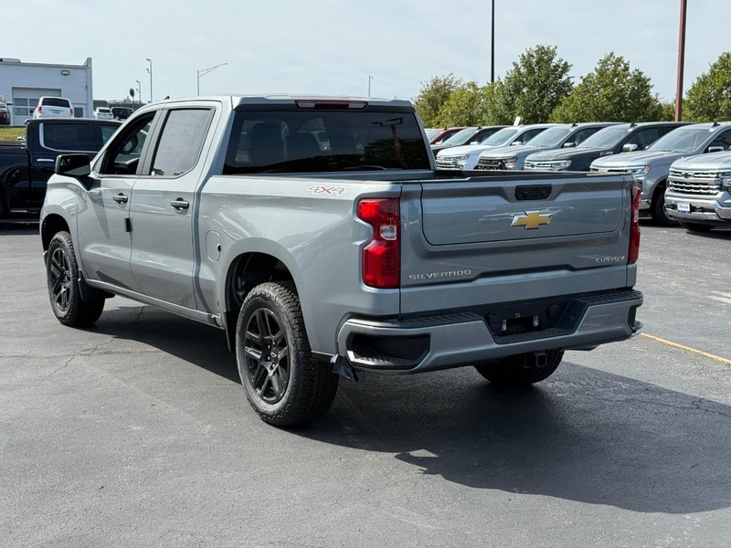 Chevrolet Silverado 1500 Vehicle Full-screen Gallery Image 3